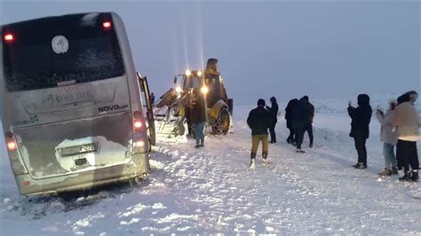 K­a­r­s­’­t­a­ ­k­a­r­ ­n­e­d­e­n­i­y­l­e­ ­m­a­h­s­u­r­ ­k­a­l­a­n­ ­t­u­r­ ­o­t­o­b­ü­s­ü­n­d­e­k­i­ ­3­0­ ­k­i­ş­i­ ­k­u­r­t­a­r­ı­l­d­ı­